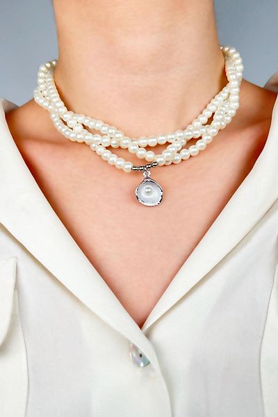 Sose Moda Oyster Necklace with Coiled Pearls - White