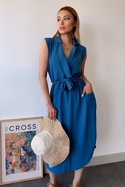 Juuuj Жіноча сукня Indigo з товстими бретелями, круазе-комірцем, рівним візерунком, аеробін-розрізом, поясом і середньою довжиною.