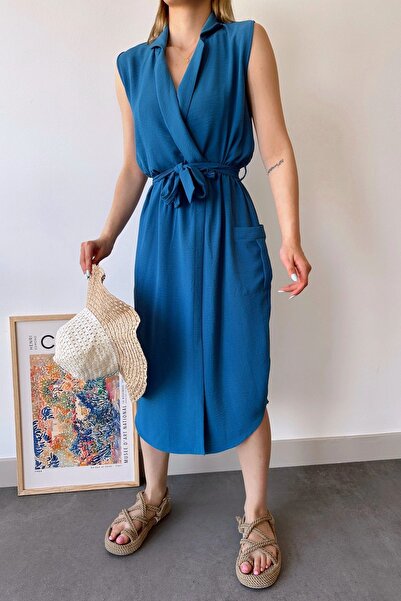 Juuuj Жіноча сукня Indigo з товстими бретелями, круазе-комірцем, рівним візерунком, аеробін-розрізом, поясом і середньою довжиною.