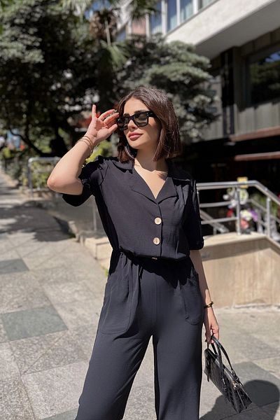 NEW LAVİVA Salopetă neagră din in/airobin - guler oblic, mânecă scurtă, croială relaxată, jumătate de plachetă și talie adunată