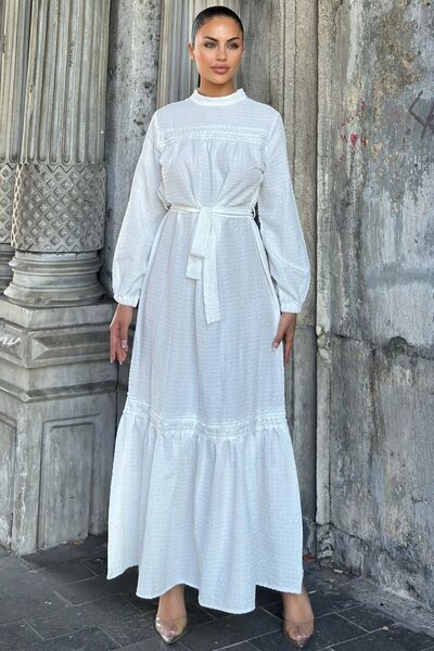 Juuuj فستان ماكسي لوتس مع حزام أبيض وتفاصيل دانتيل