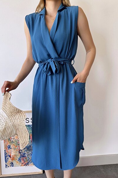 Juuuj Жіноча сукня Indigo з товстими бретелями, круазе-комірцем, рівним візерунком, аеробін-розрізом, поясом і середньою довжиною.