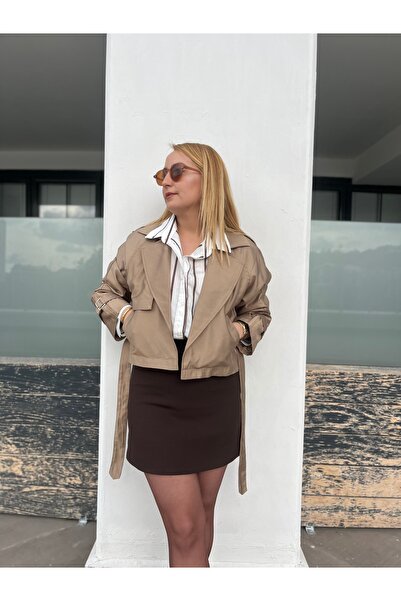FATMA NUR ŞİRELİ BUTİK MİNİ TRENÇKOT KUŞAKLI