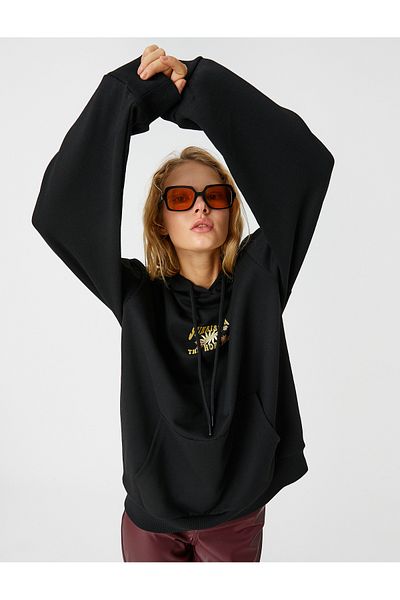 Koton Übergroßes Sweatshirt mit bedruckter Kapuze, Taschendetail und Fleece-Innenseite
