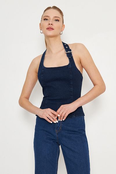Trendyol Collection Dunkelblaue Jeansbluse mit Gürtelschnalle und Neckholder-Ausschnitt TWOSS25BZ00065