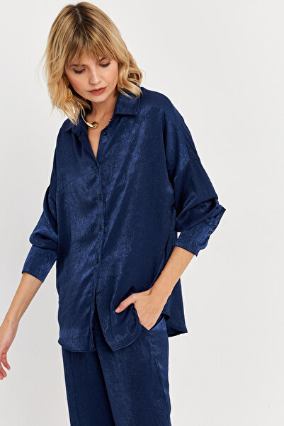 Cool & Modest Жіноча сорочка з атласу синього кольору MCAR1127