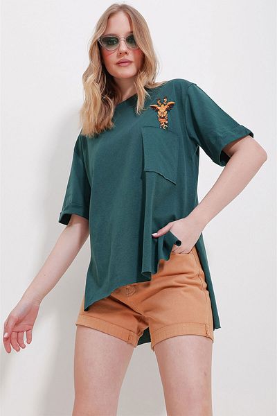Trend Alaçatı Stili Marineblaues Oversize-T-Shirt für Damen mit Rundhalsausschnitt, einer Tasche, Stickerei, zwei Ärmeln und Laserschnitt ALC-X8475