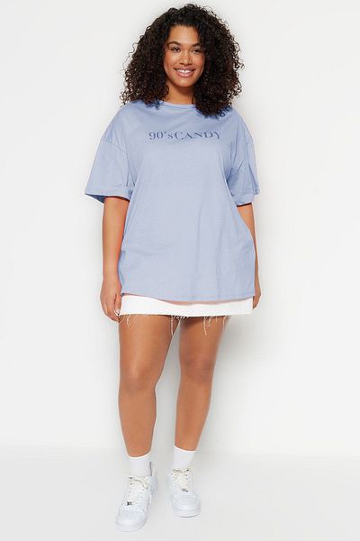 Trendyol Curve Szeroka, niebieska, nadrukowana bawełniana koszulka T-shirt - okrągły dekolt TBBSS23BF00015