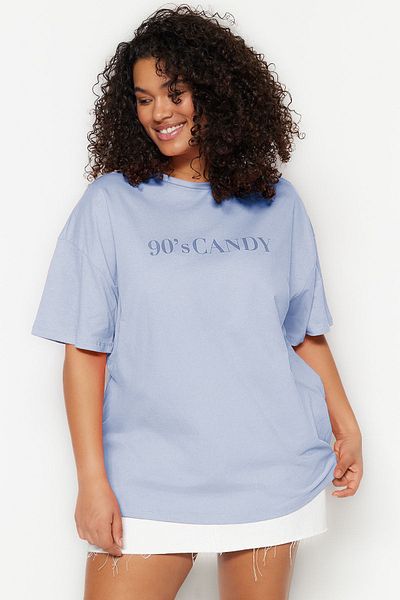 Trendyol Curve Szeroka, niebieska, nadrukowana bawełniana koszulka T-shirt - okrągły dekolt TBBSS23BF00015