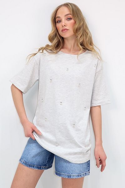 Trend Alaçatı Stili Šedé dámské tričko Oversize Stone and Pearl s vyšívaným výstřihem – Alc-X11964