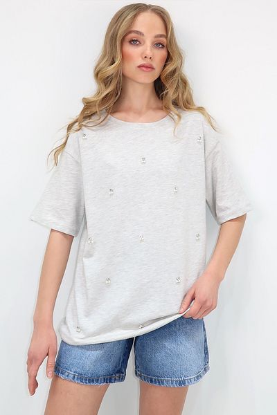 Trend Alaçatı Stili Šedé dámské tričko Oversize Stone and Pearl s vyšívaným výstřihem – Alc-X11964