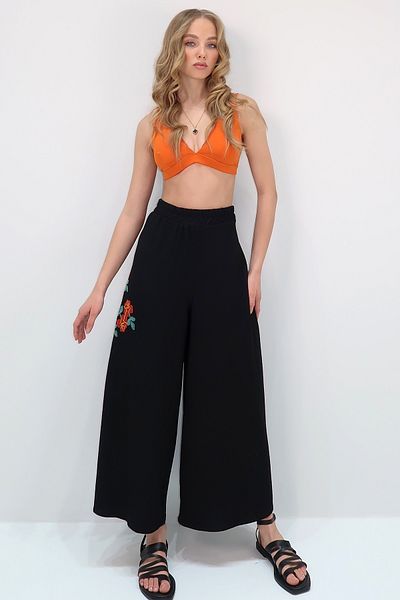 Trend Alaçatı Stili Schwarze, mit Ethno-Muster bestickte Crinkle-Palazzo-Hose – ALC-X13646