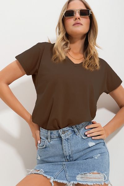 Trend Alaçatı Stili Dámské hnědé tričko Basic s výstřihem do V ALC-1045-A