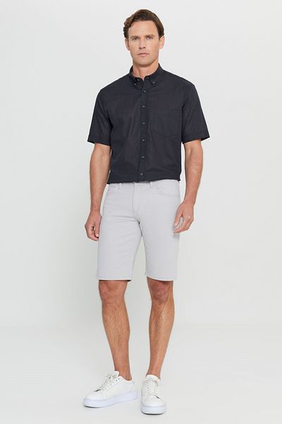 AC&Co / Altınyıldız Classics Lässige Chino-Shorts für Herren in Stone Slim Fit mit schmalem Schnitt und Dobby-Motiv aus 100 % Baumwolle
