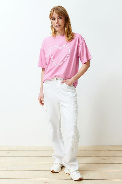 Trendyol Collection Rosa, 100 % Baumwolle, mit Herz-Slogan-Aufdruck, übergroßes, bequem geschnittenes Strick-T-Shirt TWOSS24TS00139