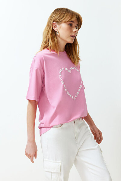 Trendyol Collection Růžové 100% silné bavlněné tričko s potiskem srdce a sloganem Oversize/Ležérní střih Pletené tričko TWOSS24TS00139