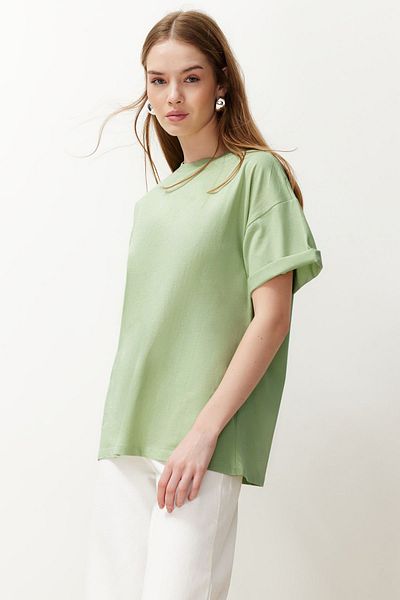 Trendyol Collection Mintfarbenes Boyfriend-/Wide-Fit-Strick-T-Shirt mit Rundhalsausschnitt aus 100 % Baumwolle TWOSS20TS0134