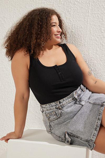 Trendyol Curve Gerippte Strickunterhemden in Übergröße – schwarzer Poolkragen mit Knopfdetail TBBSS25CV00005