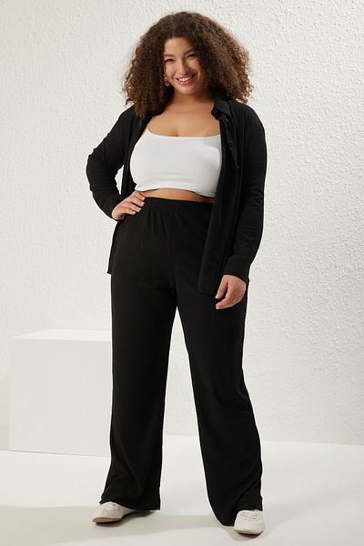 Trendyol Curve Schwarze Hose mit hoher Taille und weitem Bein, strukturiertem Wickelstoff, Übergröße TBBSS25AR00002