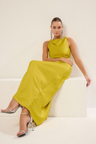 Trendyol Collection Ölgrünes, figurbetontes, gewebtes Maxi-Abendkleid und Heimkehrkleid aus Satin TPRSS25AE00066