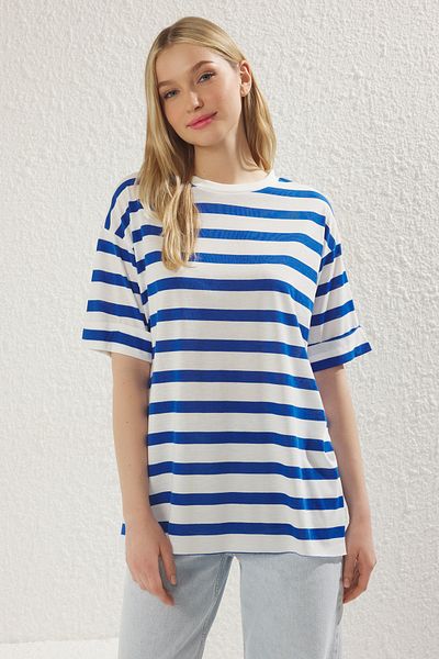 Trendyol Collection Asymmetrisch geschnittenes blau gestreiftes Boyfriend-T-Shirt – Doppelärmel, gestrickt – TWOSS20TS0828
