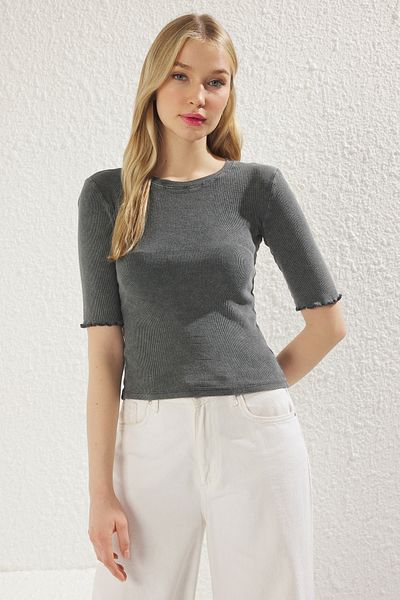 Trendyol Collection Anthrazitfarbene, gewaschene, taillierte, dehnbare Strickbluse mit Rundhalsausschnitt TWOSS23BZ00025