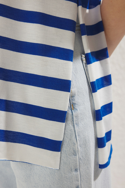 Trendyol Collection Μπλουζάκι Boyfriend με ασύμμετρο κόψιμο μπλε ρίγες - διπλό μανίκι, πλεκτό - TWOSS20TS0828