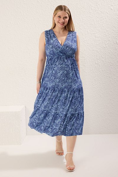 Trendyol Curve فستان أزرق منقوش على شكل حرف V محبوك بمقاسات كبيرة TBBSS22AH00010