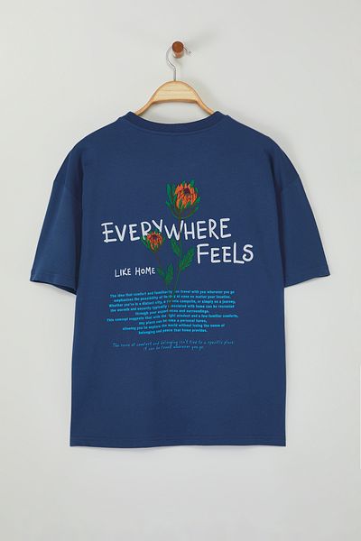 Trendyol Collection Weit geschnittenes Baumwoll-T-Shirt mit Indigo-Blumenstickerei – TMNSS25TS00026