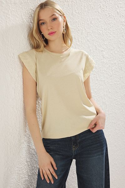 Trendyol Collection Basic-T-Shirt aus 100 % Baumwolle mit Rundhalsausschnitt – mit Steinbord-Ärmeln und detailliertem, wattiertem Look TWOSS20TS0021