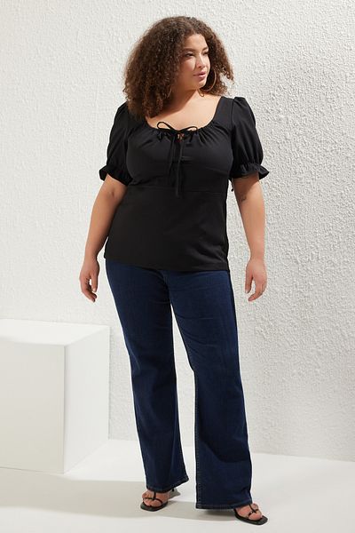 Trendyol Curve Schwarze, kurze, gewebte Bluse mit Ballonärmeln und quadratischem Ausschnitt und Schnürung in Übergröße TBBSS25AF00067