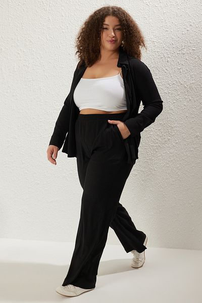 Trendyol Curve Schwarze Hose mit hoher Taille und weitem Bein, strukturiertem Wickelstoff, Übergröße TBBSS25AR00002