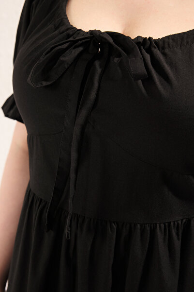 Trendyol Curve Μαύρο τετράγωνο γιακά δέσιμο στην πλάτη Λεπτομερές υφαντό φόρεμα μεγάλου μεγέθους TBBSS25AH00080