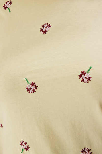 Trendyol Curve Βαμβακερό μπλουζάκι με κίτρινο λουλούδι σε μεγάλο μέγεθος - TBBSS24BF00029