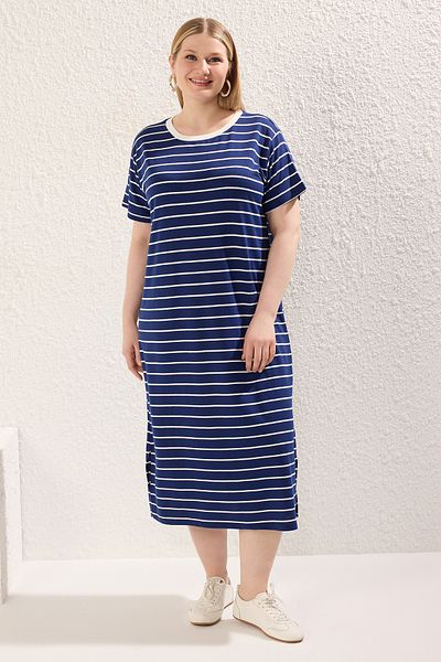 Trendyol Curve Marineblaues Single-Jersey-Strickkleid in Übergröße