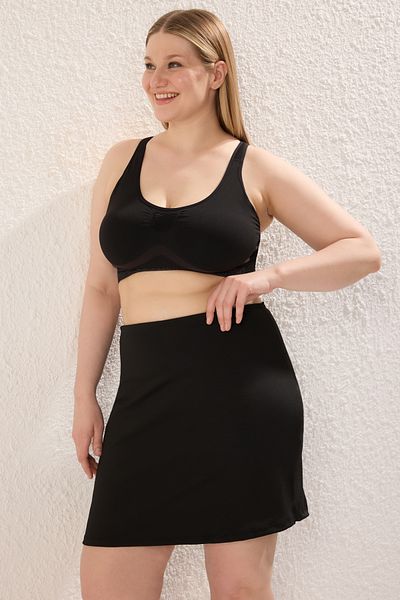 Trendyol Curve Schwarzer, reflektierender, bedruckter 2-lagiger Tennis-Sport-Shorts-Rock mit Taschen – TBBSS25AP00006
