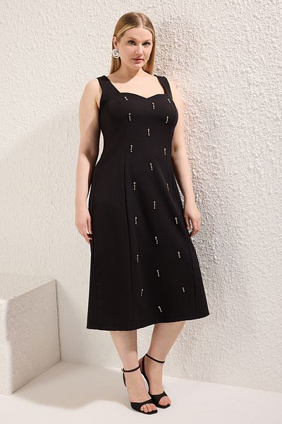 Trendyol Curve Schwarzes, mit Steinen besticktes, herzförmiges, ärmelloses, gewebtes Midi-Kleid in Übergröße TBBSS25AH00061