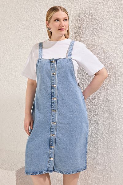 Trendyol Curve Blaues, übergroßes Rigid-Denim-Kleid mit Knopfleiste vorne und Hosenträgern TBBSS25AH00095