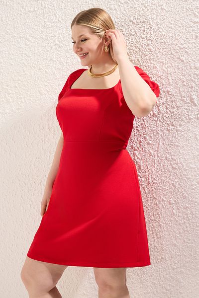 Trendyol Curve Piros, négyzet alakú galléros bélés rövidnadrággal, léggömb ujjú, szőtt nagy méretű ruha TBBSS25AH00079