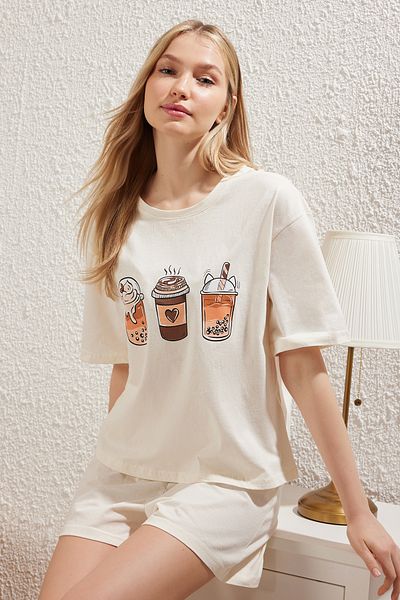 Trendyol Collection Braun bedrucktes Pyjama-Set aus 100 % Baumwolle in Ecru – mit Shorts THMSS25PT00247