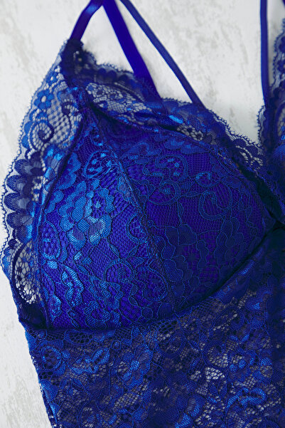 Trendyol Curve Μπουστάκι μεγάλου μεγέθους με καλυμμένη δαντέλα Saks TBBAW23CW00000