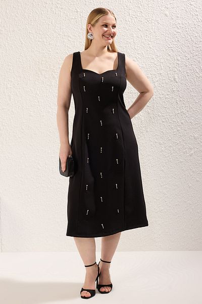 Trendyol Curve Schwarzes, mit Steinen besticktes, herzförmiges, ärmelloses, gewebtes Midi-Kleid in Übergröße TBBSS25AH00061