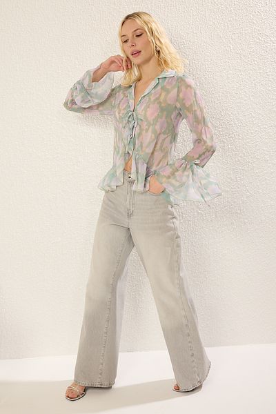 Trendyol Collection Buntes Hemd mit Rüschen und Bindedetail – TWOSS25GO00090