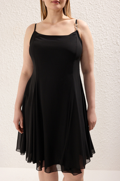 Trendyol Curve Černý šifonový pásek na doplňky Mini Woven Plus Size Šaty TBBSS25AH00051