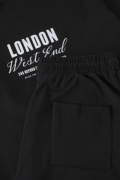 Trendyol Collection Schwarz bedrucktes Pyjama-Set mit normaler Passform und gestrickten Shorts TMNSS25PT00013