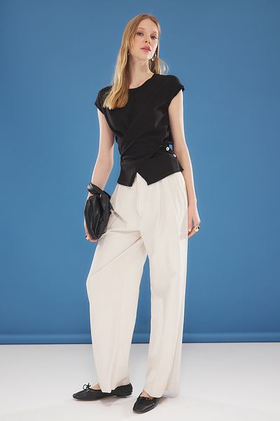 Trendyol Collection Czarna bawełniana bluzka w stylu T-shirtu TWOSS24BZ00266