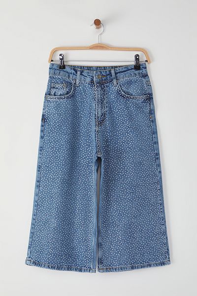 Trendyol Collection Limited Edition – Denim-Bermuda-Caprihose mit blauem Steindetail und abgeschnittener Länge TWOSS25SR00061