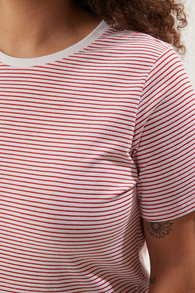 Trendyol Curve Rotes gestreiftes Strick-T-Shirt mit Rundhalsausschnitt – TBBSS23BF00068