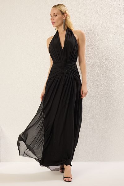 Trendyol Collection Schwarz geschnittenes, dreieckiges Detail, Tüll-Strick-Maxikleid, Nachtkleid für den Abschluss, TPRSS25AE00055