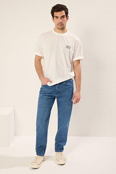 Trendyol Collection Autós hímzésű fehér túlméretes pamut póló - TMNSS25TS00055